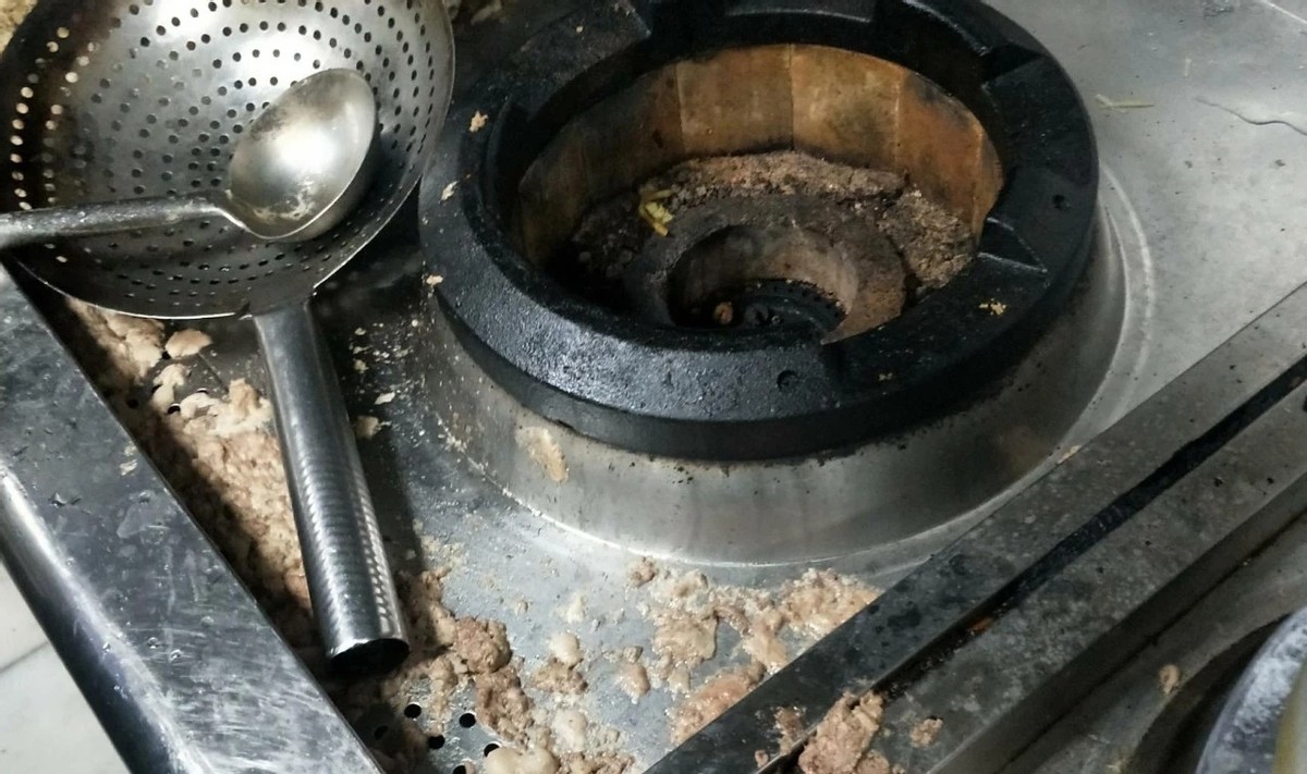 胖哥俩爆出大量使用过期食品,坏胖哥俩肉蟹煲大量使用过期食材