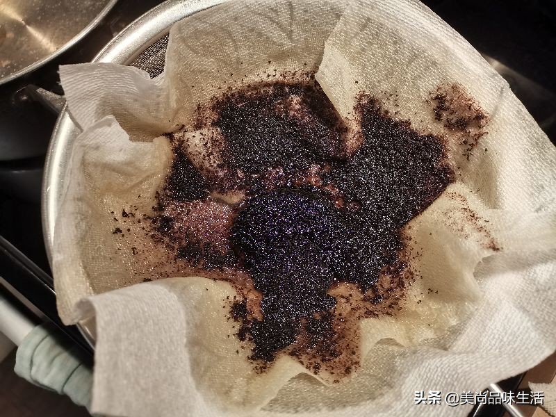 炸了食物的油变黑要怎样清理干净,炸过东西的油变黑怎么处理能变清