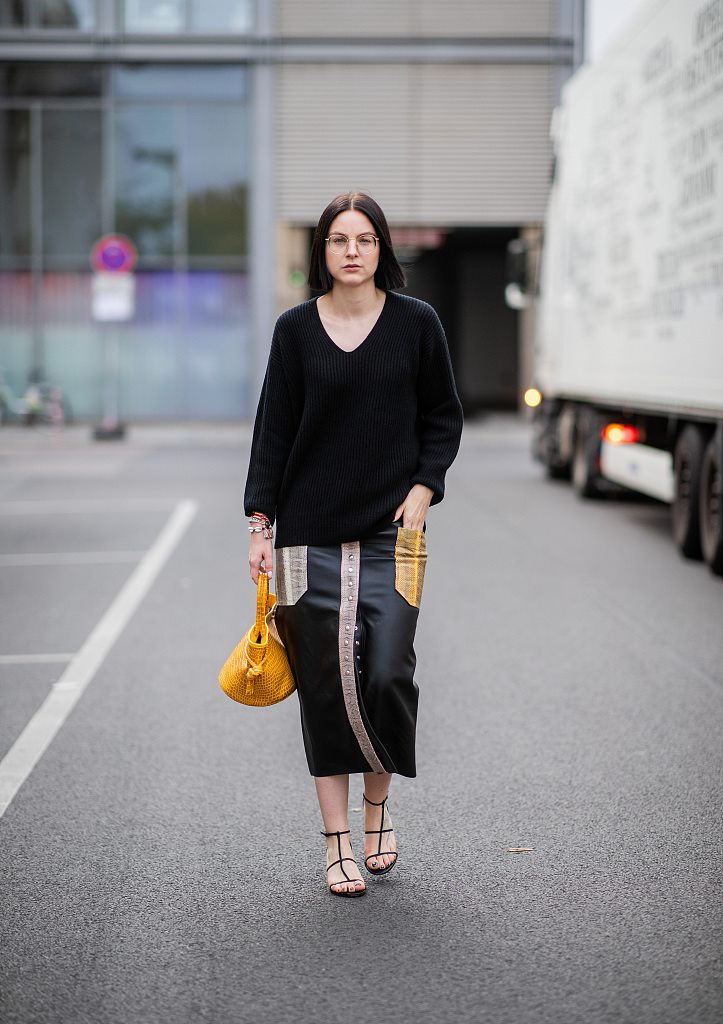 长款v领毛衣怎么穿内搭什么,秋冬季节v领毛衣的5个搭配技巧