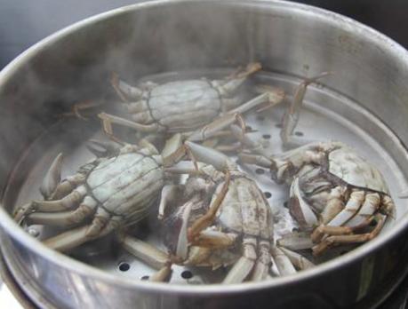 蒸螃蟹的窍门冷水还是热水,蒸螃蟹的技巧怎么不让蟹黄流出来