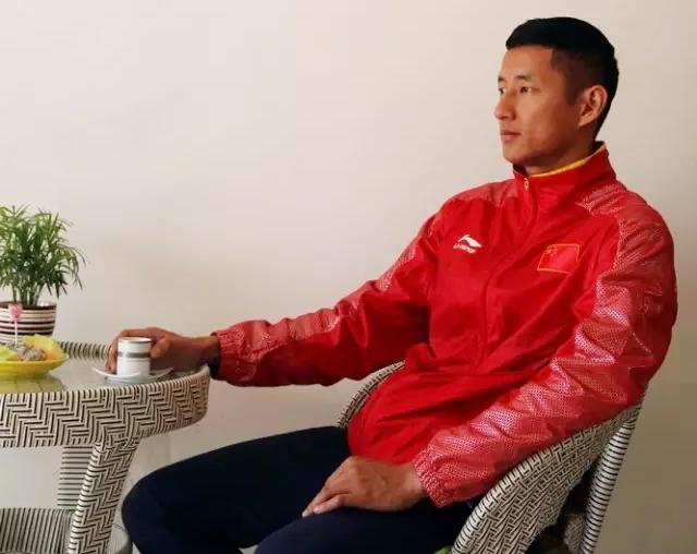 太帅了！军运会障碍跑男选手肌肉亮眼，跑完后躺垫“挣扎”太抢镜