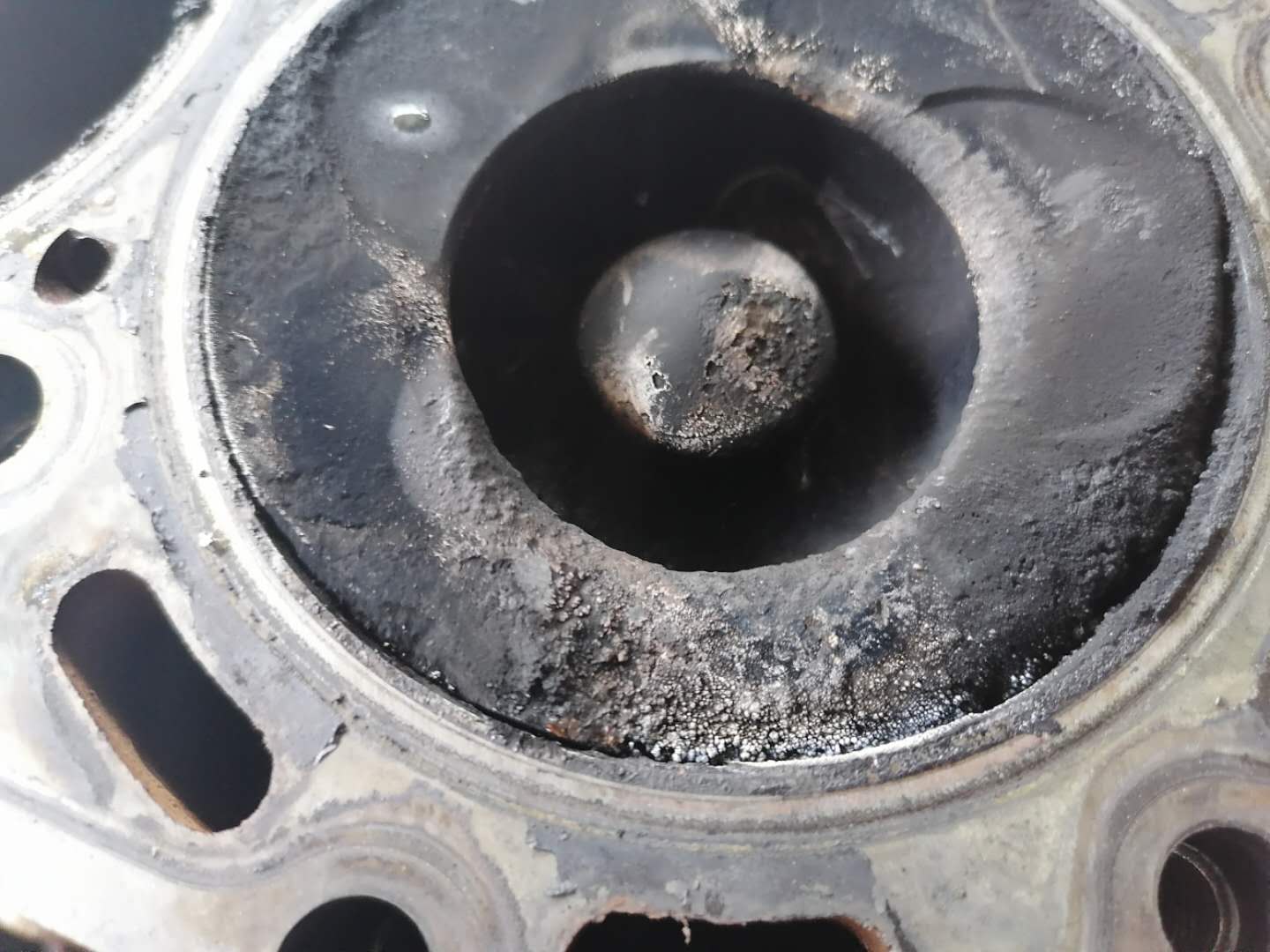 发动机冒白烟蓝烟烧机油,尾气大量冒蓝烟要不要大修发动机