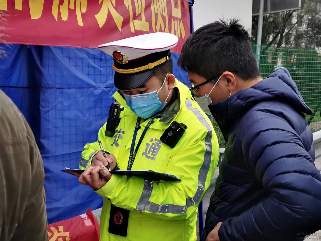 忠县3万余*党**员“亮剑”斩疫魔