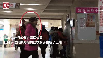 医院门口都有什么人,医院门口一群人
