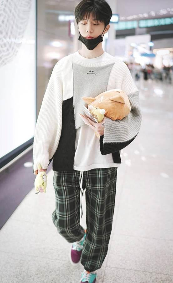 范丞丞同款毛衣外套蓝色格子 (范丞丞穿搭风格)