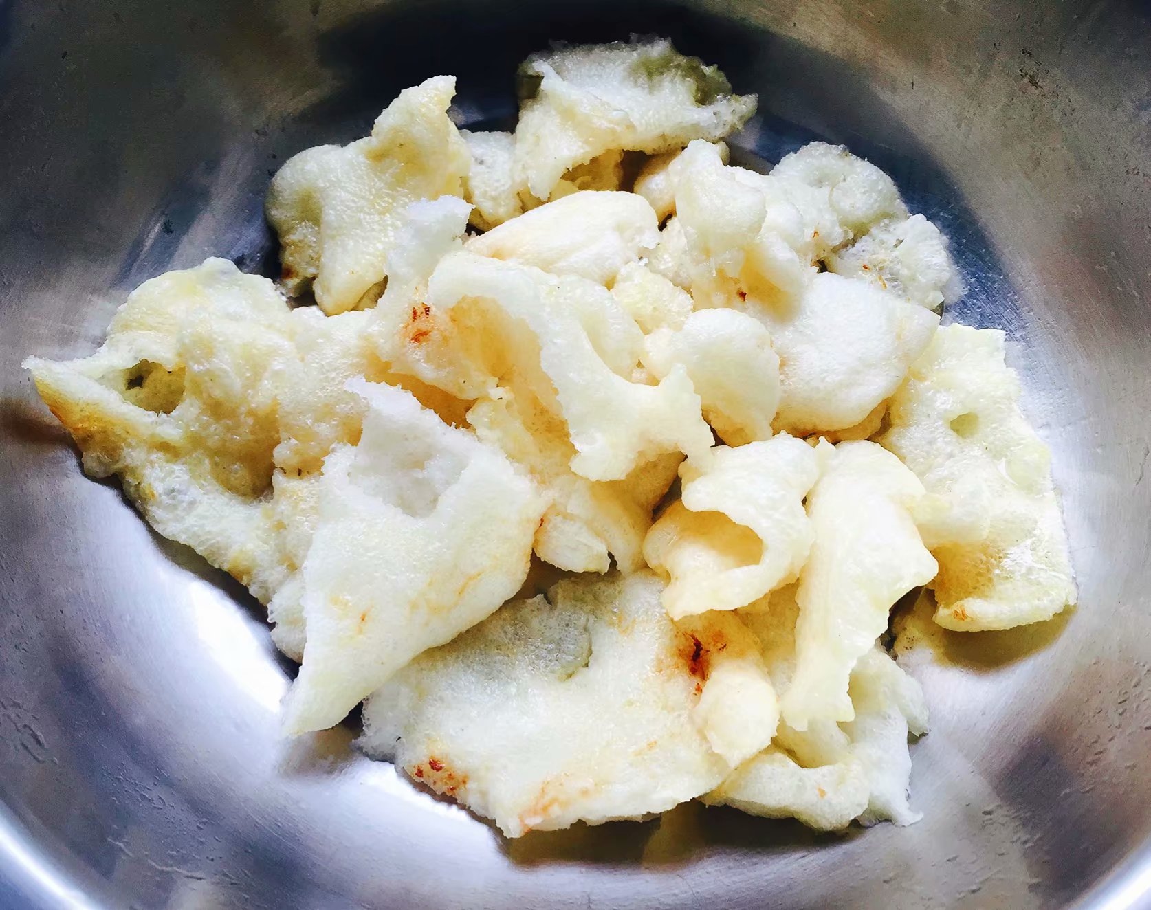 此鱼生长在固定的50公里之内，其鳔贵为稀有珍品