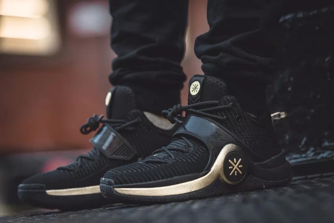 李宁新品惊喜多！韦德8闪电侄子+CJ新装备+联名头盔、耳机曝光