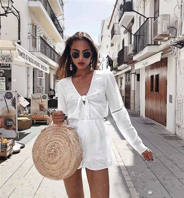 平胸女怎么穿衣搭配,平胸女人怎样穿搭好看