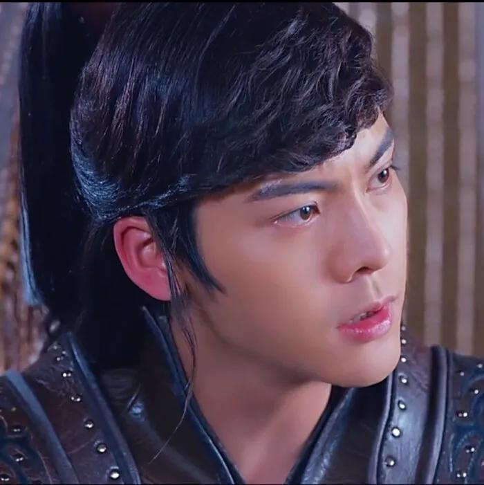 厚刘海和稀刘海哪个好看,厚刘海和八字刘海