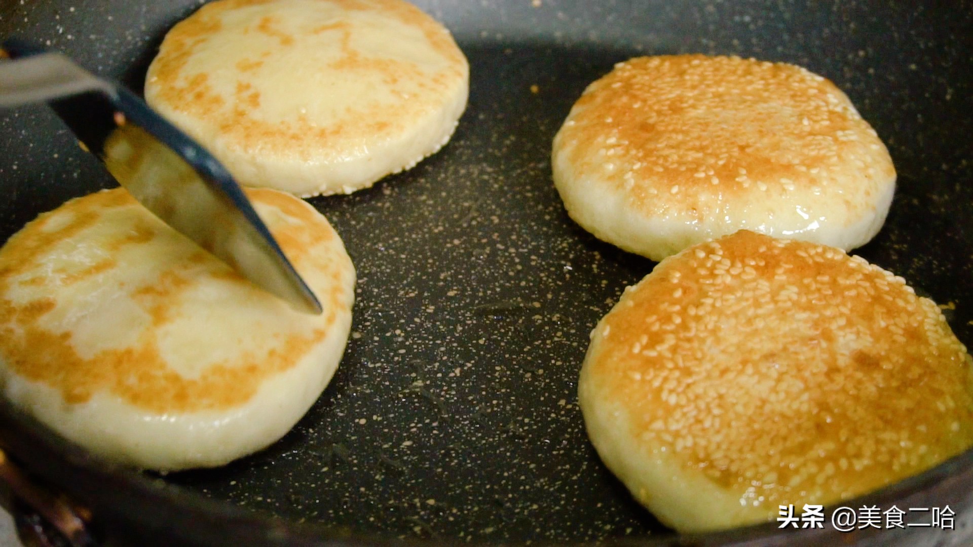 家常发面糖饼怎么做又软又好吃,烫面小糖饼家庭怎么做酥脆松软