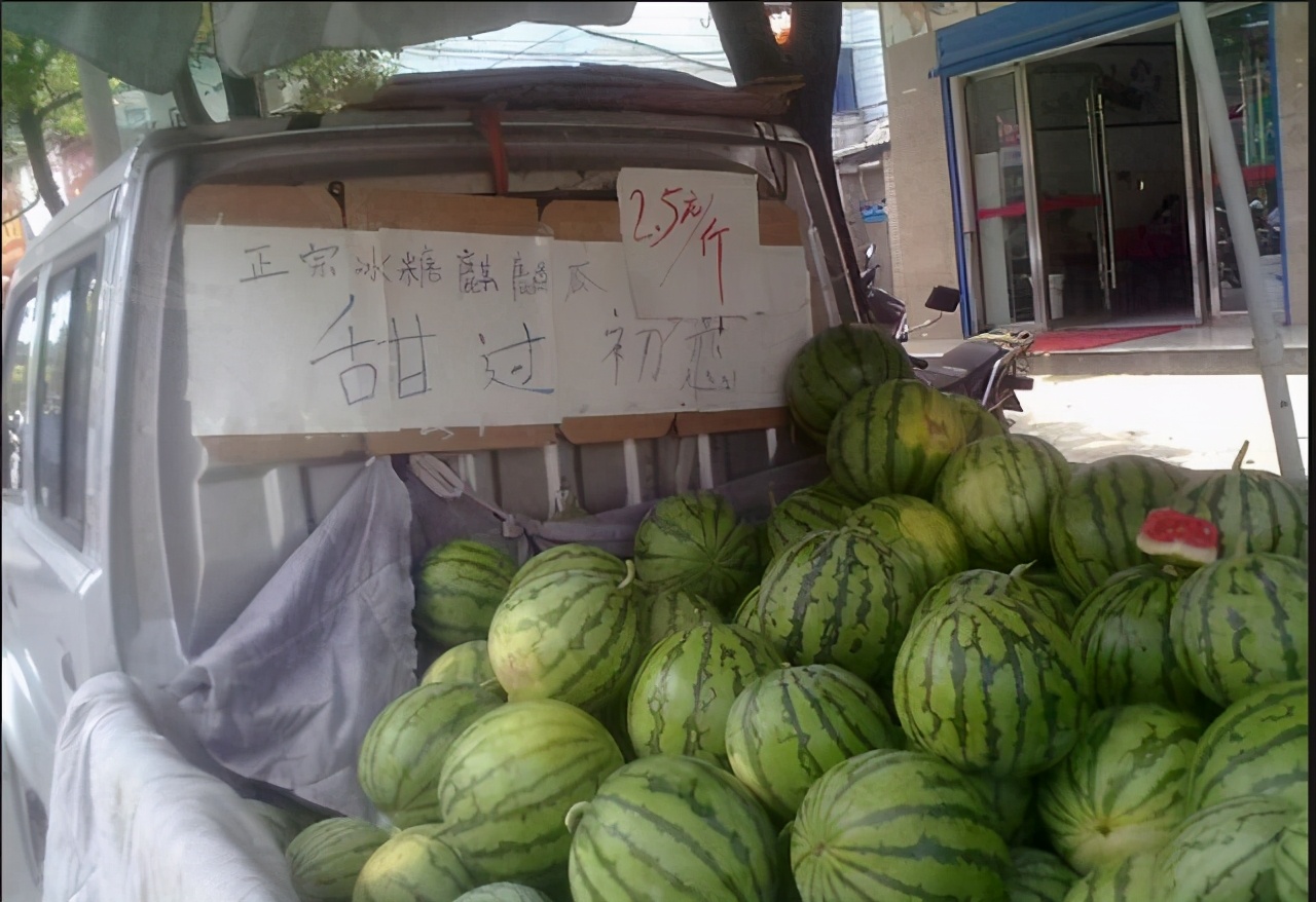 买西瓜拍一拍有用吗,买西瓜怎么挑又甜又熟皮又薄