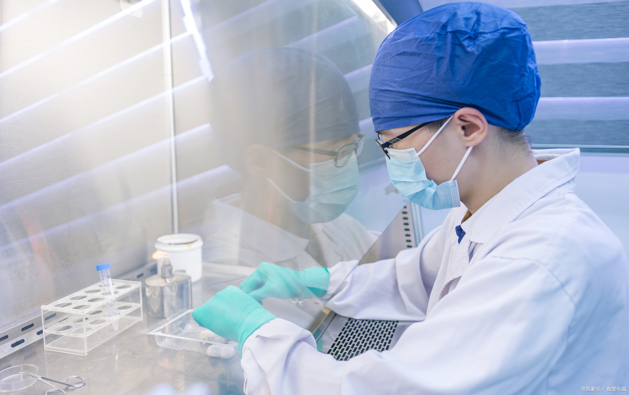 超超把自己的手指划破，吃离魂草，尝试手指是否有自愈作用