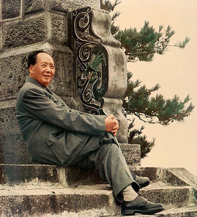 毛主席看到与母亲的合影，激动地用土话问道：咯是从哪里拱出来的