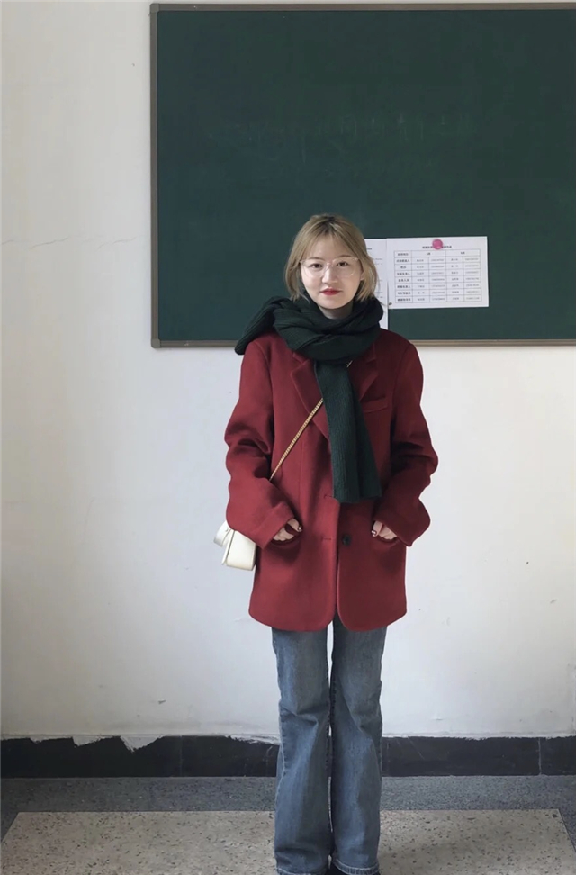 怎么把红色穿出不落俗套的时髦感,红色显土穿什么颜色好看