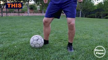 足球基本知识和球性,足球基本功训练拉球绕过另一条腿