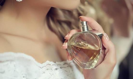 香水喷衣服多了怎么让味道变淡,香水除衣服异味的正确喷法
