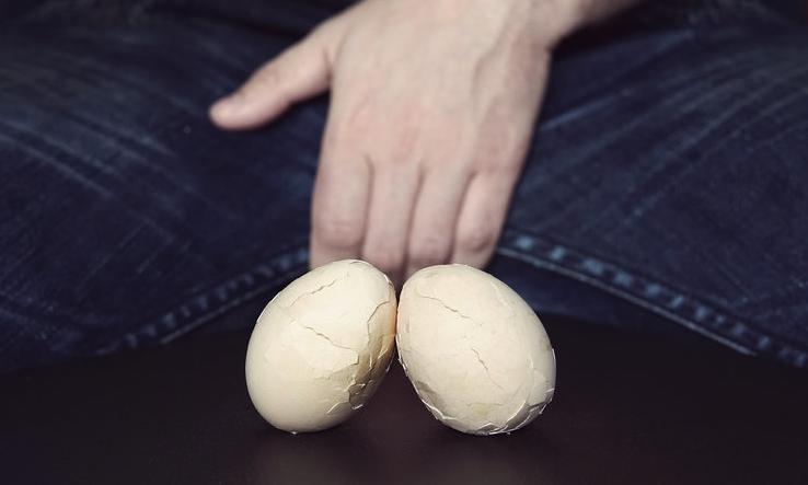 男人下面“蛋蛋”疼痛，是什么原因造成？不排除这4个原因