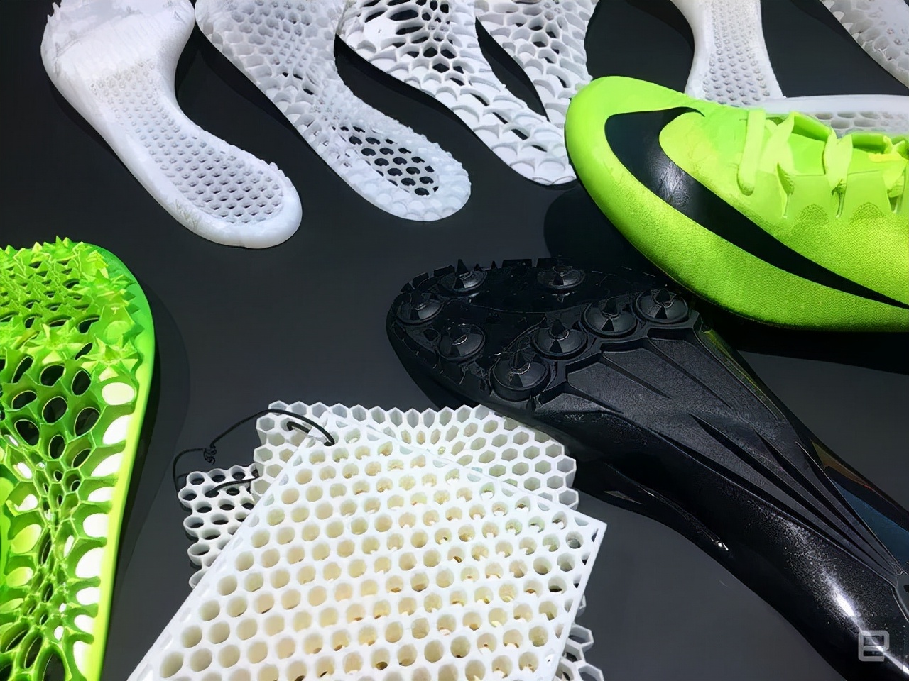 买鞋子尺码怎么选,运动鞋尺码要买偏大还是偏小