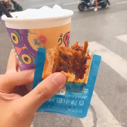 超市里一块钱一包的小辣鱼，到底能不能放心吃？