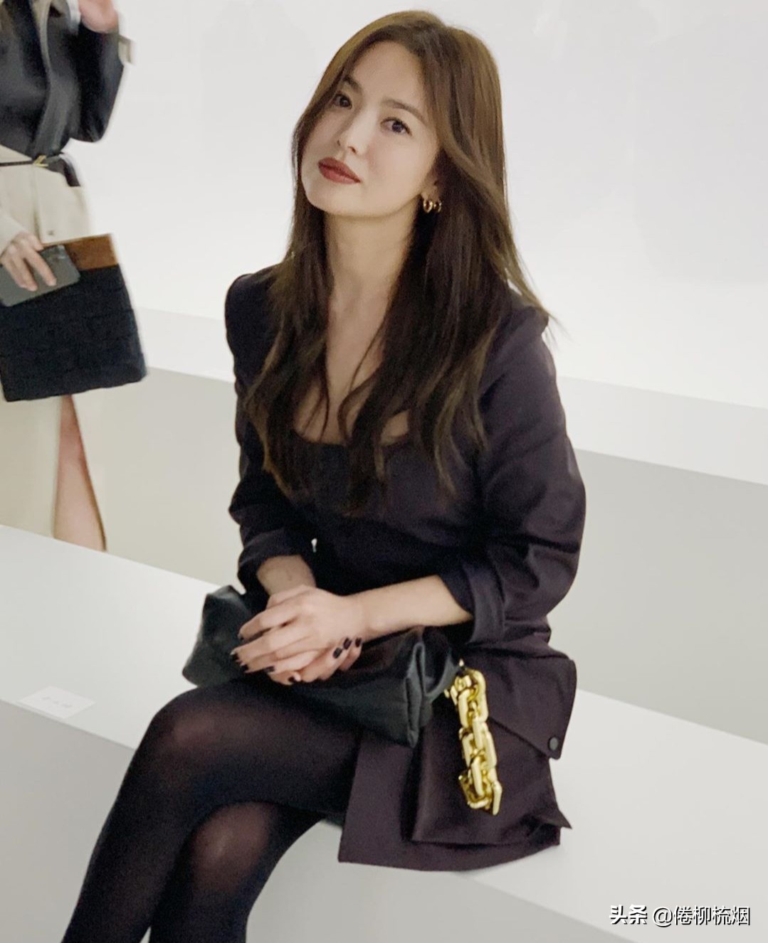 宋慧乔身穿一身白衣,宋慧乔的低调机场穿搭真时尚