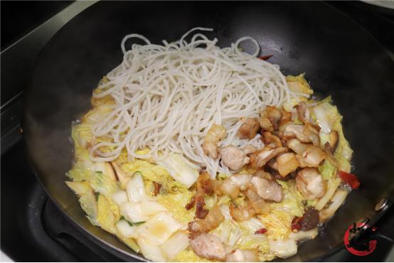 白菜炖粉条在家怎么做好吃,白菜炖粉条的家常做法不盖锅盖