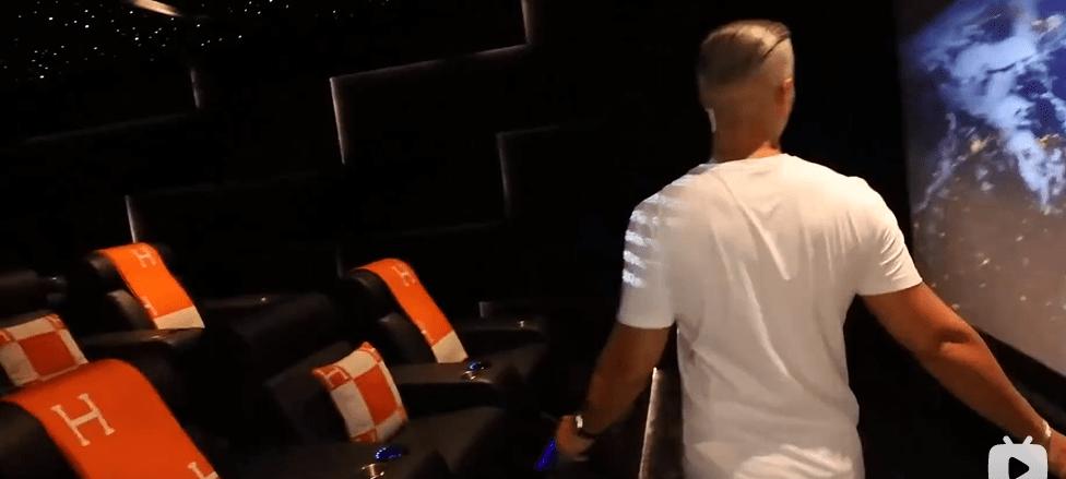 迪拜男子奋斗十年买下劳斯莱斯,迪拜小伙卖掉劳斯莱斯买法拉利