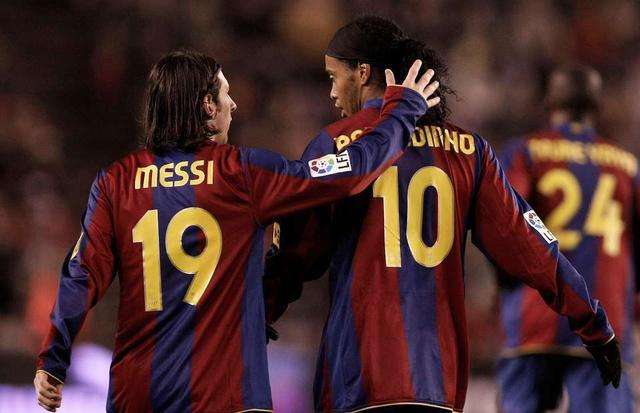 他是足球精灵，他的牛尾巴过人惊艳世界，现在用假护照被抓