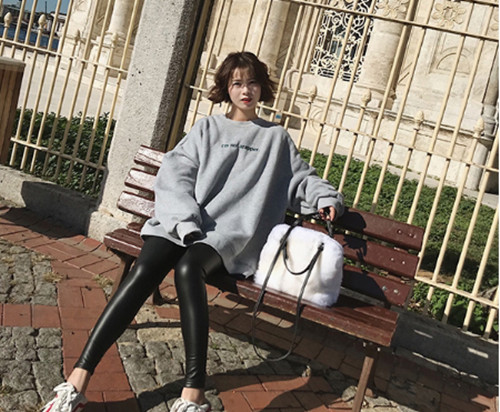 女士灰色卫衣搭配,灰色卫衣的经典搭配女