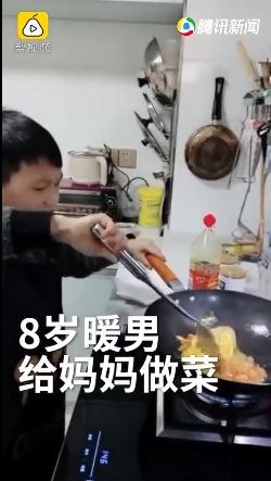 8岁男孩宅家变厨神：可别把你父母宠坏了，以后饭都得你做了