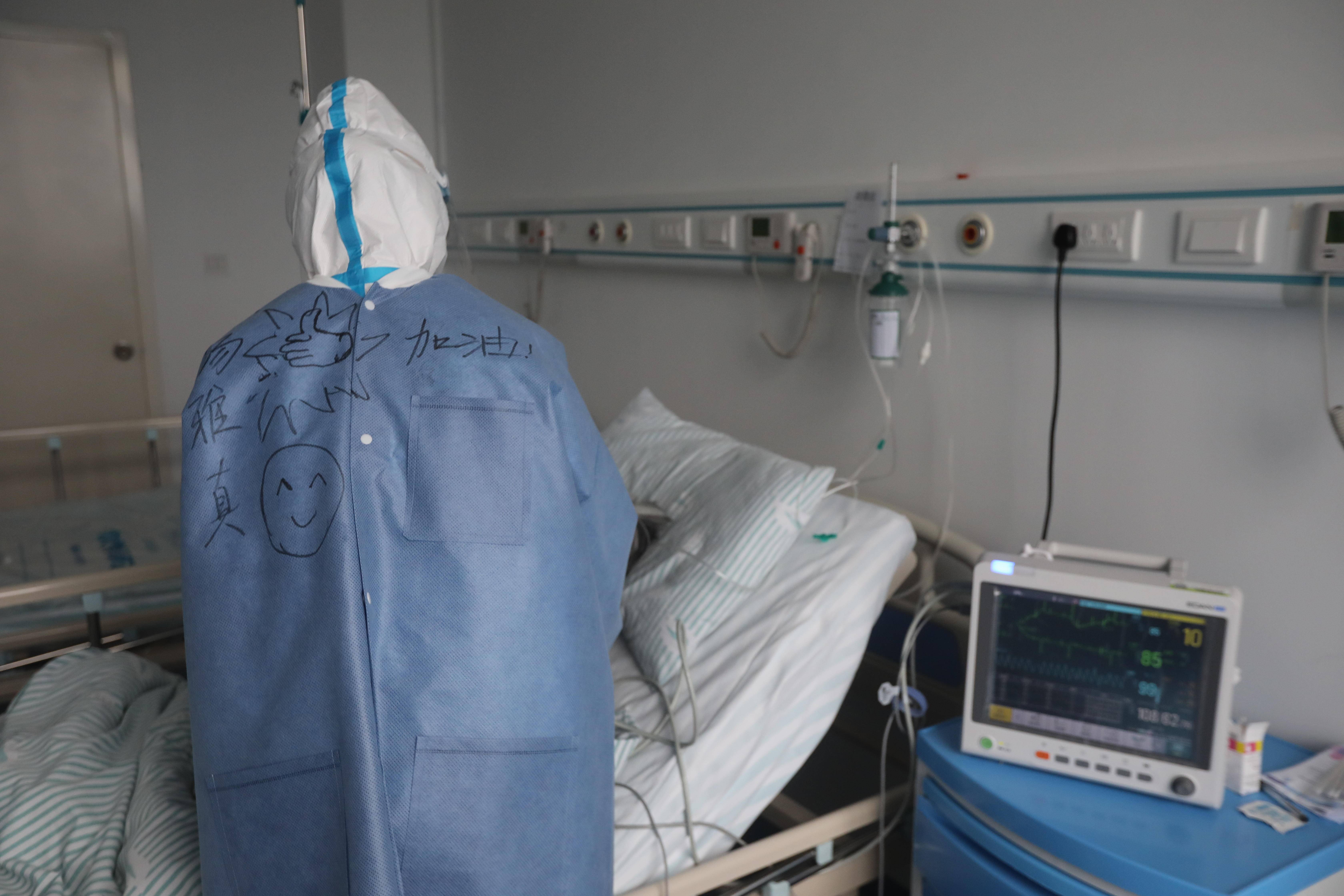 白衣作战袍，用爱守护“宁”