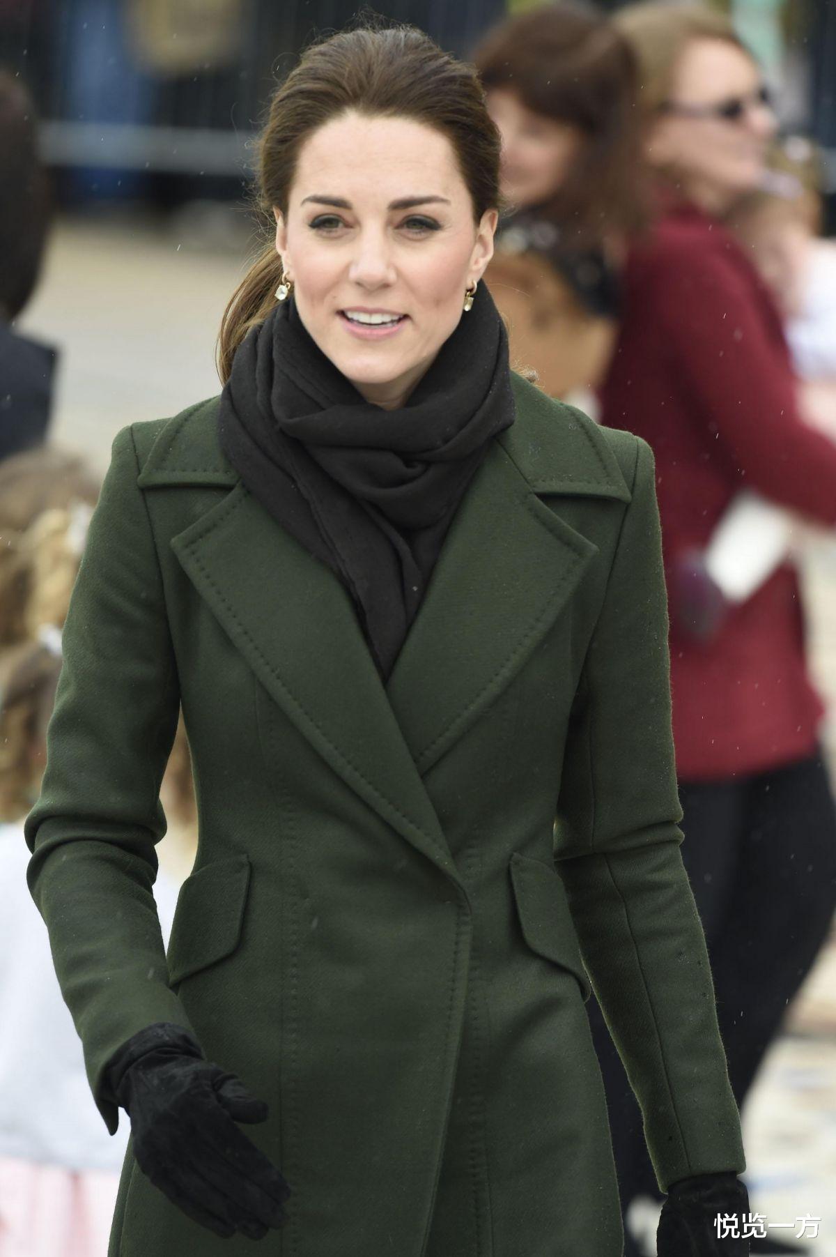 冬季围巾怎么搭配才保暖又时髦,凯特王妃系红色波点围巾