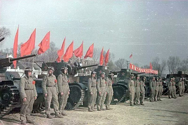 看两张有瑕疵的油画、照片，了解人民*队军**军旗的前生今世