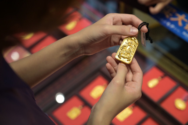 黄金一路“飞涨”，郑州多家金店客流量一般，黄金回收店的顾客却排起了队