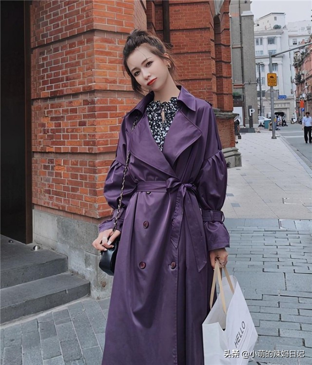 马丁靴搭配连帽风衣,冬天穿风衣千万别配两种裤子