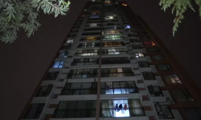 真是服了！高空抛物又来！贵州一女子小区散步，“钢琴”突然从天而降！结果......