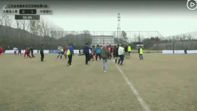 飞踢挨揍视频,足球暴力斗殴事件记录