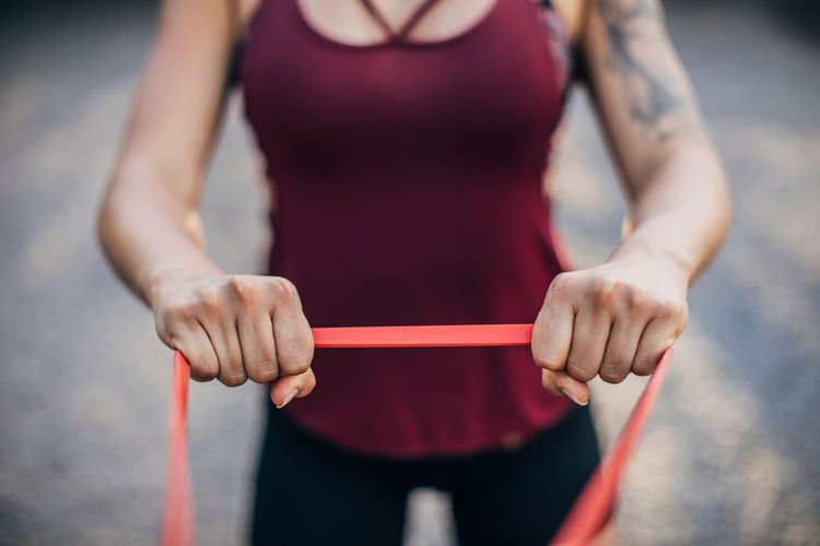 10个弹力带训练，物理治疗师教用弹力带练背肌、胸肌、臀肌和腹肌