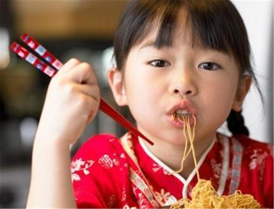 孩子不会用筷子，是不是发育滞后？父母别焦虑，你需要一些技巧