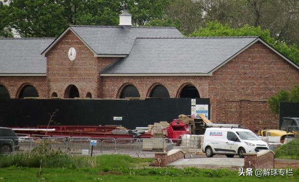 鲁尼真土豪，豪掷千金买金鱼，只为在新别墅鱼塘中做一名垂钓高手