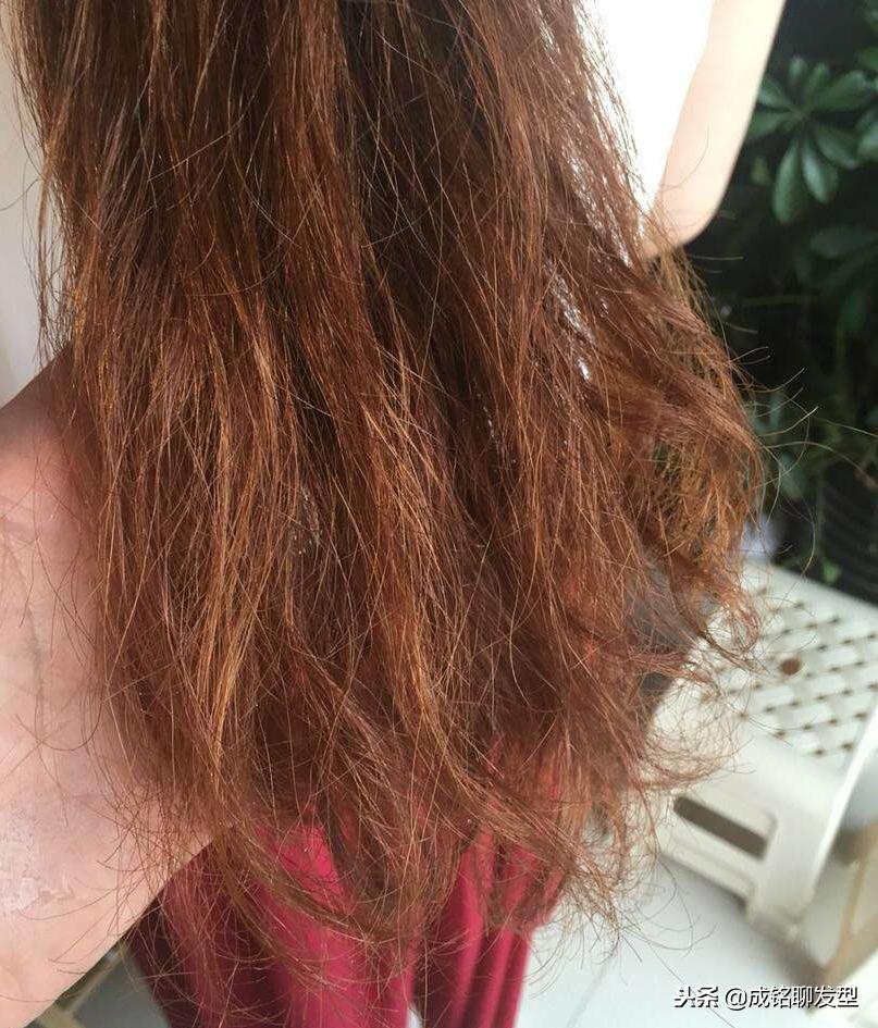 怎么把烫的头发还原原来发色,烫头后头发变直最简单的方法