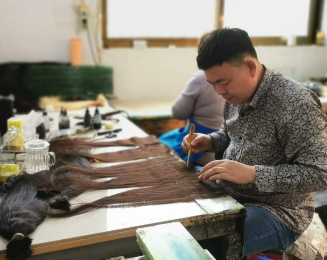 女孩剪长发捐给化疗病人,小女孩剪掉长发给癌症儿童做假发