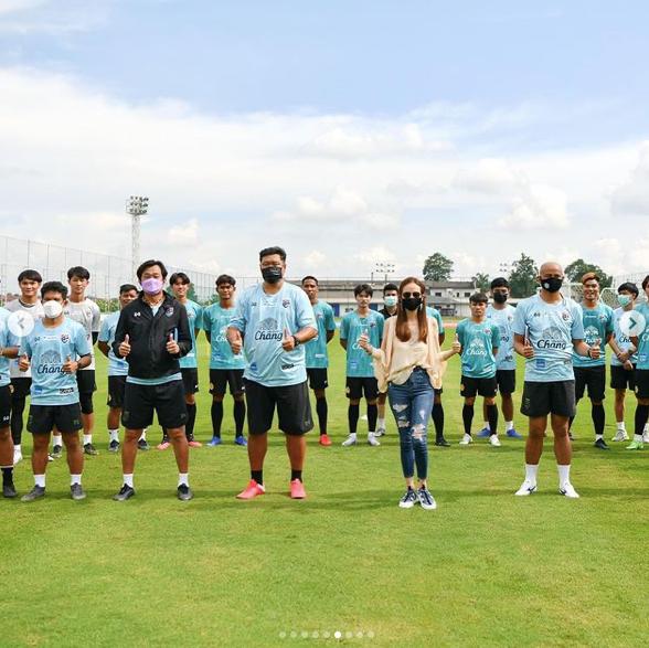 泰国华裔富婆惊艳亮相足球场！无袖衬衫秀性感，运动员害羞地低头