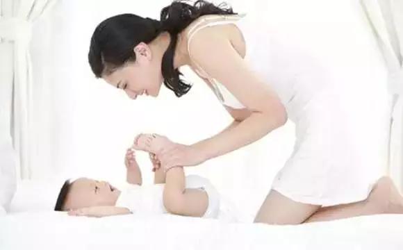 宝宝打嗝看着都难受，教你4招，宝宝打嗝问题轻松解决