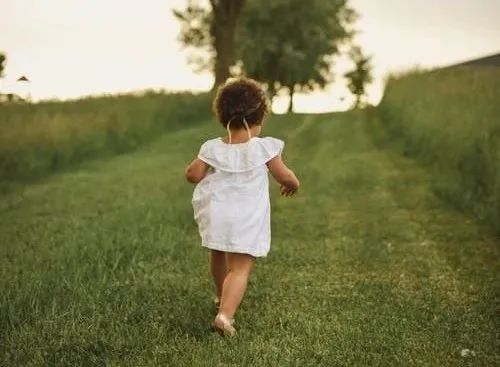 新生女宝宝会有“月经”吗？医生：有，还很正常