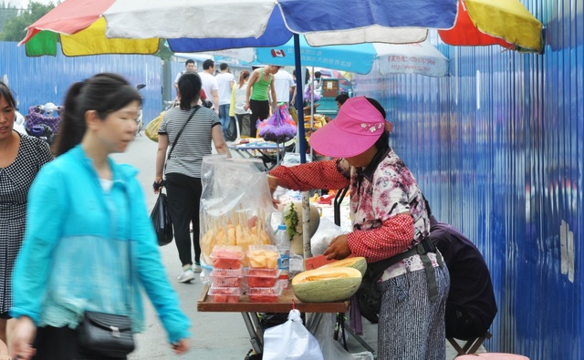 北京“大红门”将搬迁，低价甩货，前来淘宝的人络绎不绝