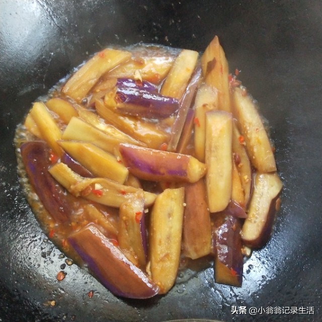 香辣茄子最简单做法窍门,大厨教你做风味茄子外酥里嫩酸甜