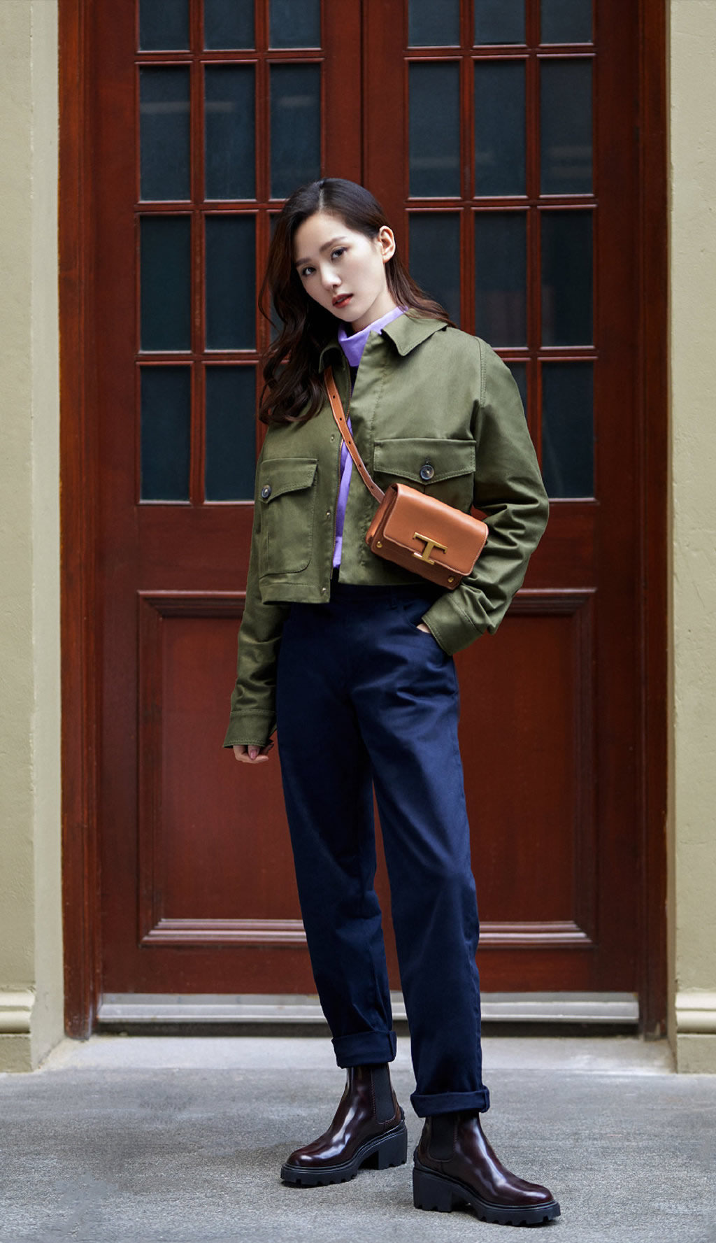 刘诗诗同款橘色冲锋衣穿搭,刘诗诗军绿色背带裙