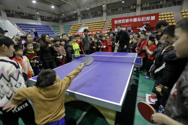 刘国梁对战日本乒乓球选手,刘国梁少年乒乓球赛视频