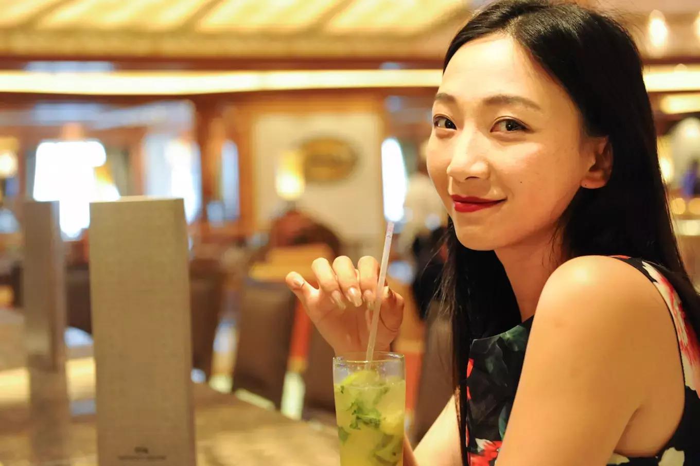 环球蜜月的小两口，免费上了一座价值8亿欧元的邮轮