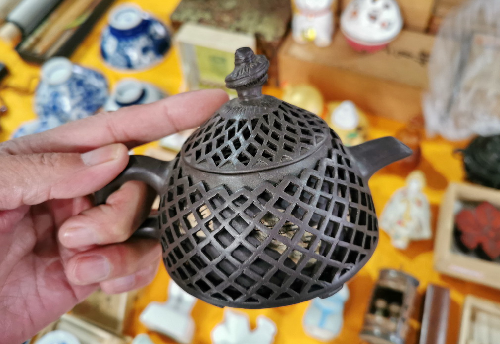 沈阳古玩地摊买日瓷杂货：东西好多，价格好诱人，这是怎么弄来的